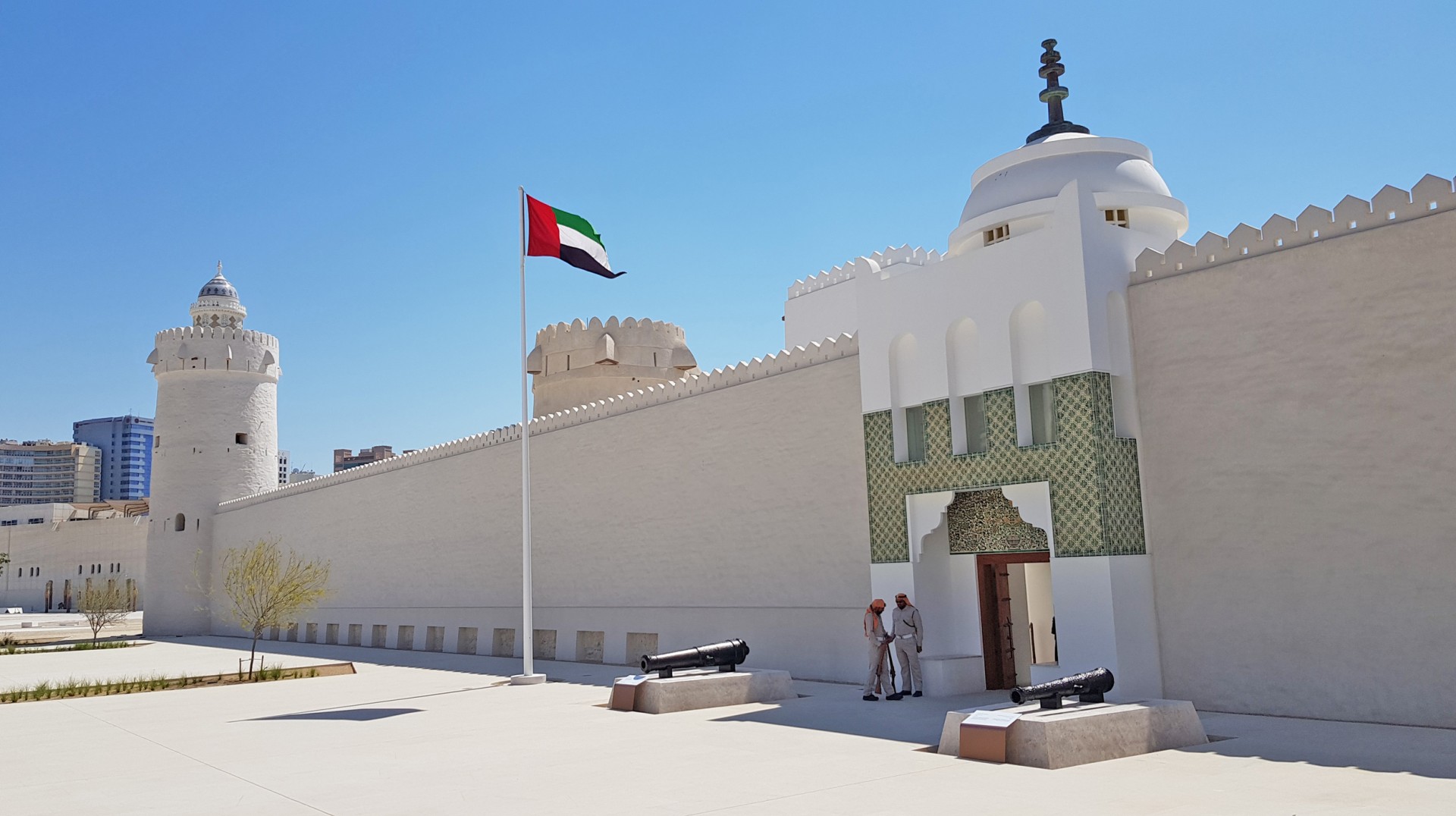 белый форт каср аль-хосн. президентский дворец каср аль ватан в абу-даби. Qasr al-hosn абу-даби. Qasr al hosn 2023. Qasr al-hosn абу-даби.