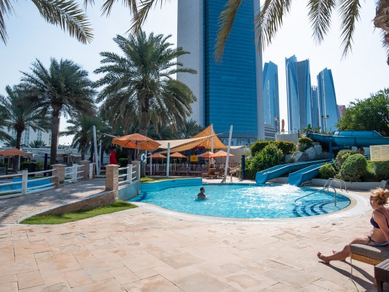 abu dhabi hotel radisson blu kids pool