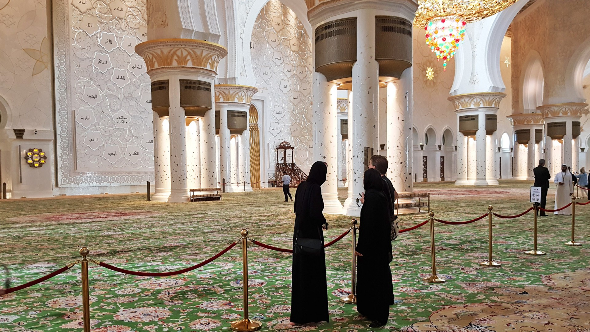 Sheikh Zayed Mosque The Grand Mosque In Abu Dhabi A Must See Man muss sich nur den extrem nervigen japanischen reisegruppen entziehen. sheikh zayed mosque the grand mosque
