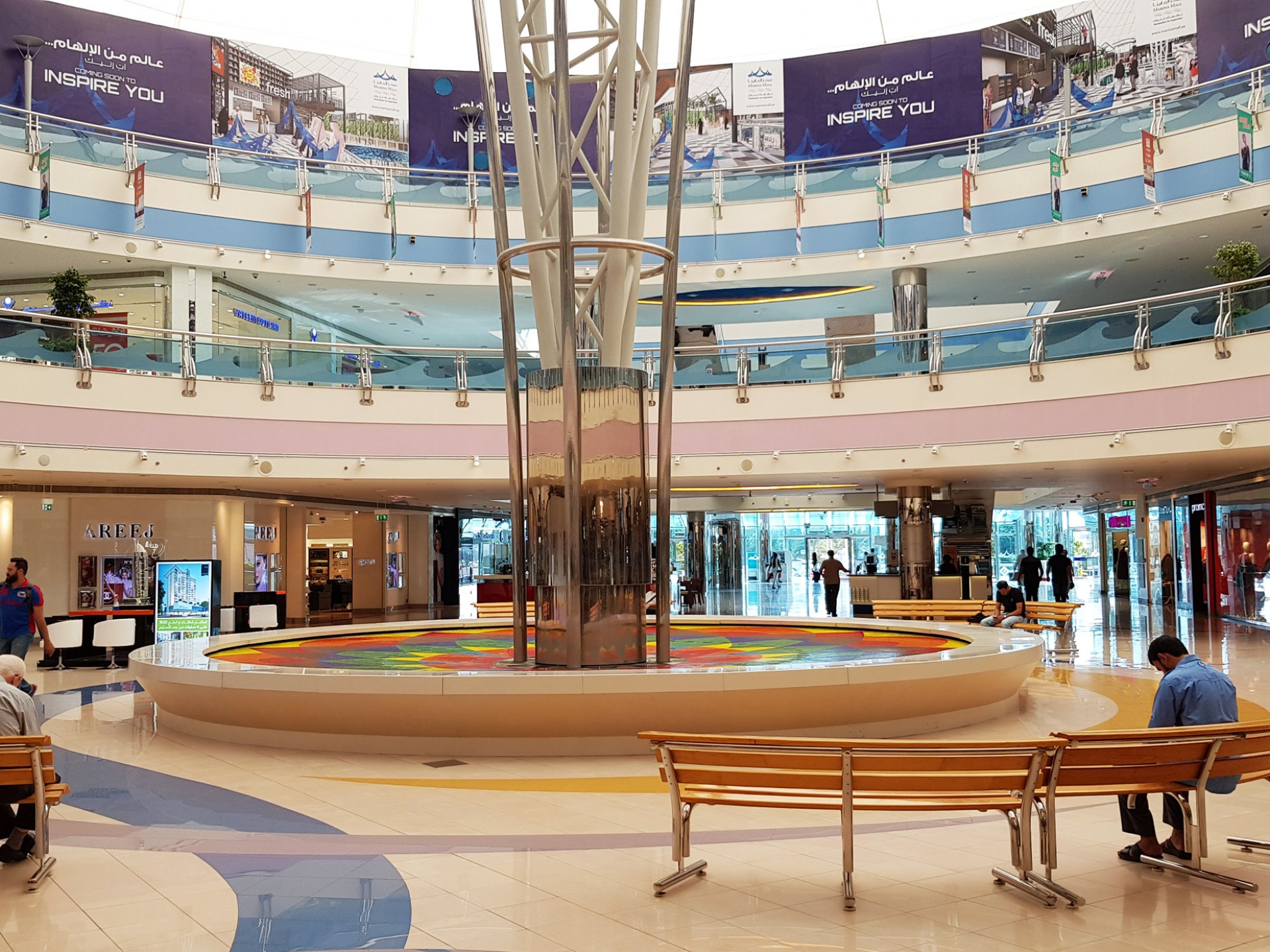 Яс молл абу даби. Абу Даби торговый центр. Marina Mall Abu Dhabi магазины.
