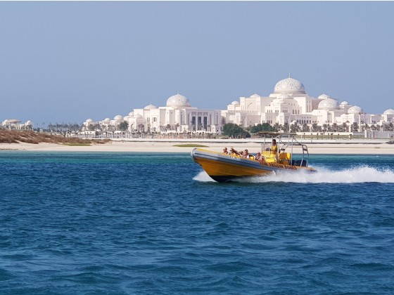 abu dhabi boat tour maya island palace 1